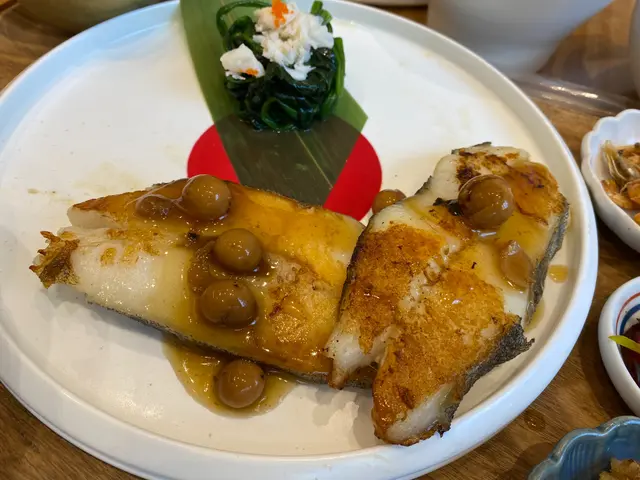 破布子煎封比目魚配蟹肉菠菜圈