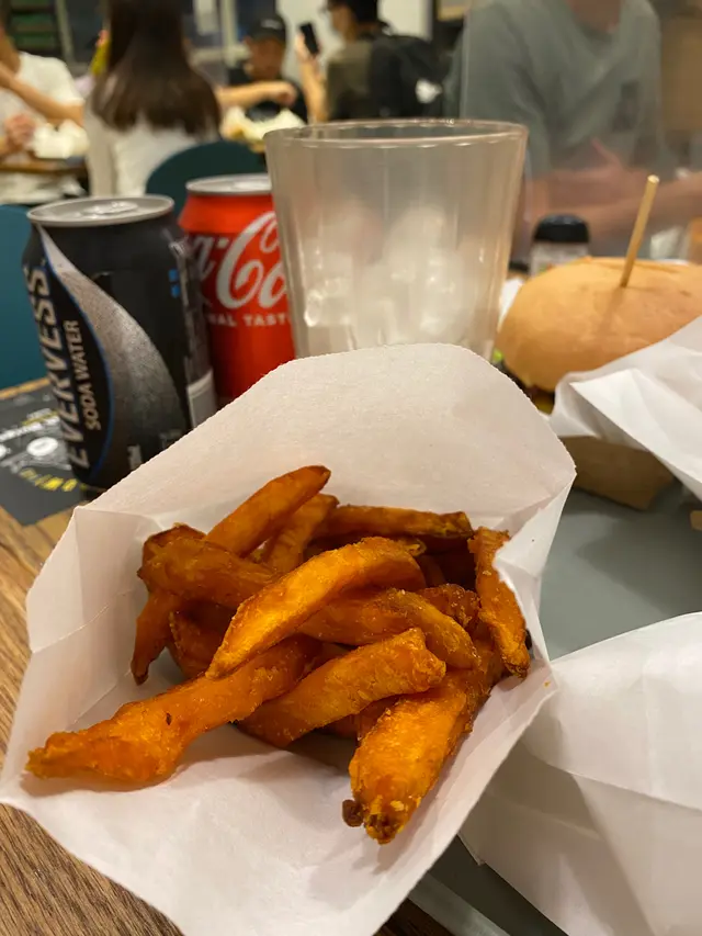 番薯條就真係食唔停口，啱啱炸起熱辣辣之餘，係好有番薯嗰種甜味