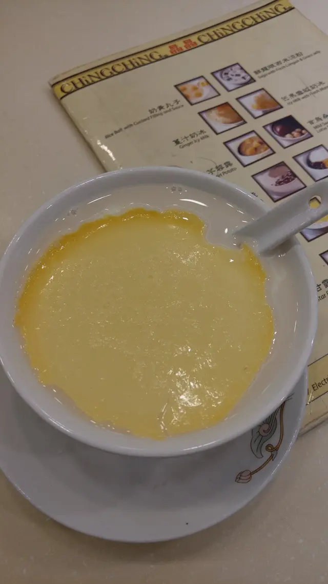 熱食的熱椰汁西米散發椰香,燉奶好似雙皮奶,有一層淡黃色的奶膜