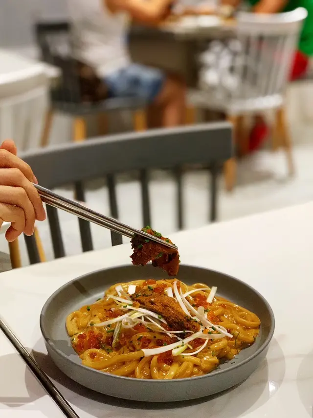 三文魚子海膽忌廉醬烏冬