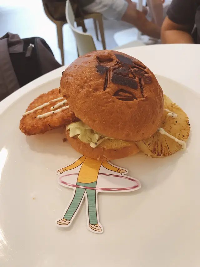 餡料為薯餅、菠蘿、菜