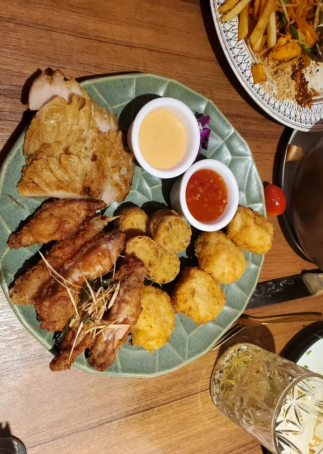 用料不錯,亦不會有偏重的泰國香料味,設有兩款醬料,有辣有唔辣,大人細路都啱食