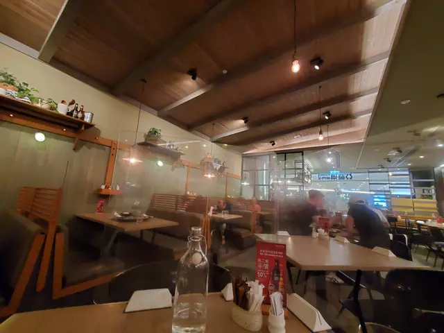 以木製橫樑天花和半木桌椅做裝飾,形做歐洲餐廳特色