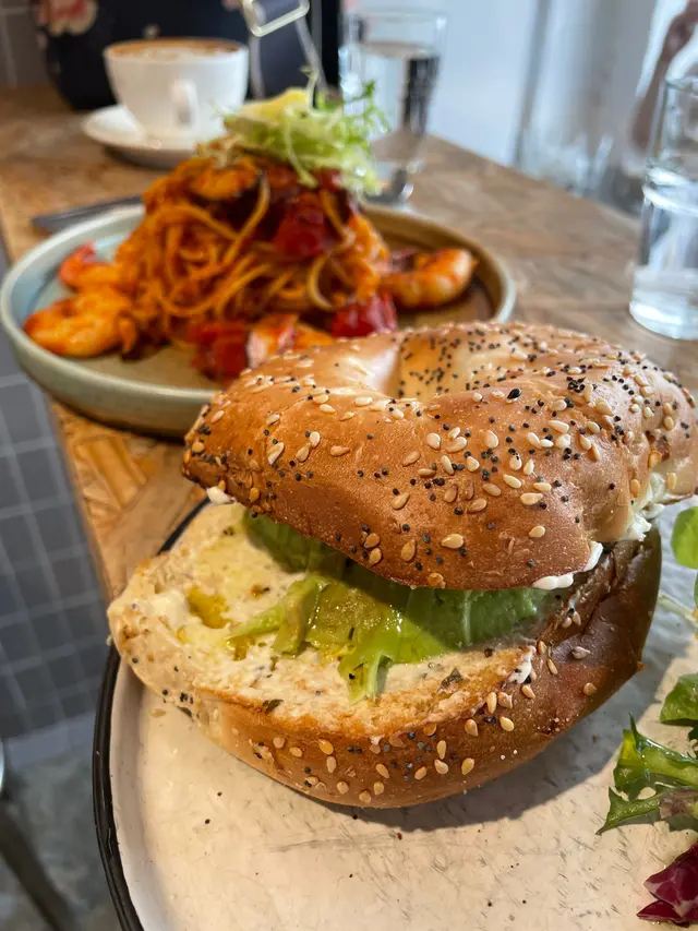 牛油果忌廉芝士麵包圈