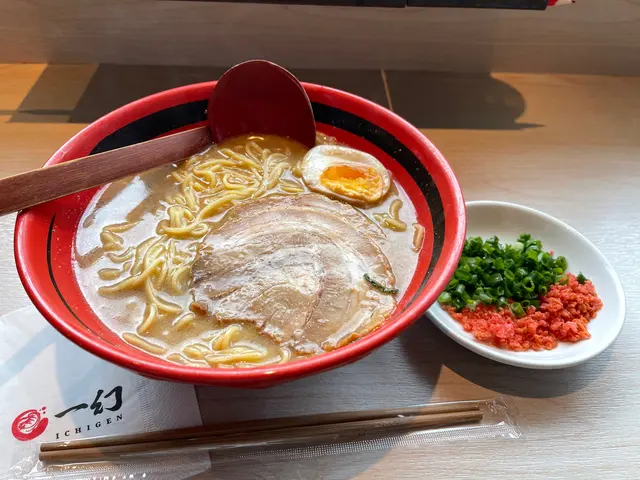 湯和麵都有輕微鹼水味，紅薑麵酥怕放湯浸淋，我要求分開上。