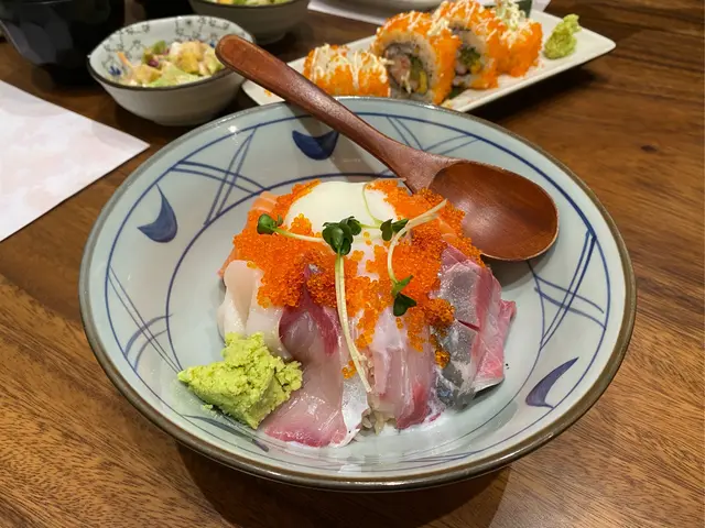 三色魚生丼