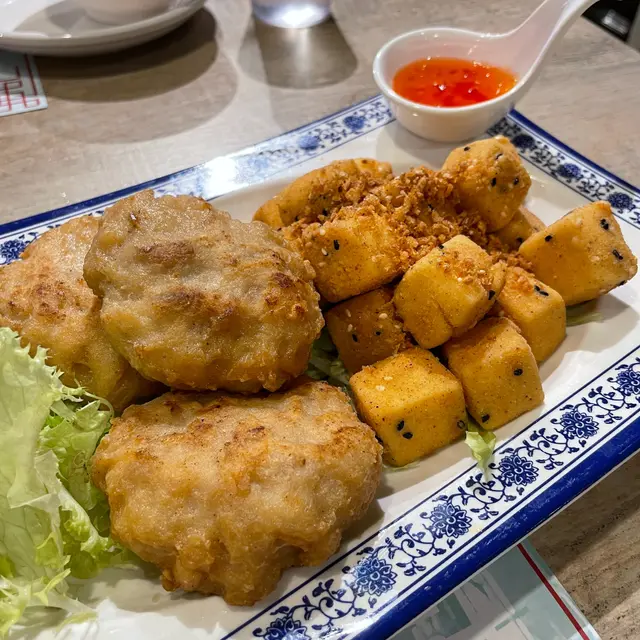 金磚豆腐拼花枝餅