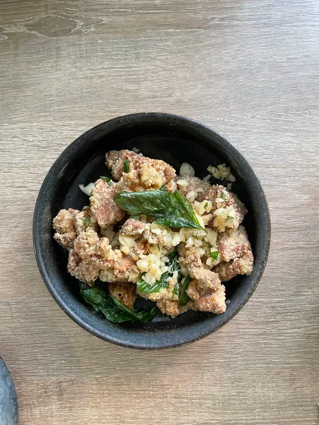 鹽酥雞炸到好有水準  係香港食過最正既雞粒  油溫控制得好好  食落唔會覺得好油  外面炸粉唔厚  啖啖雞肉  必食!