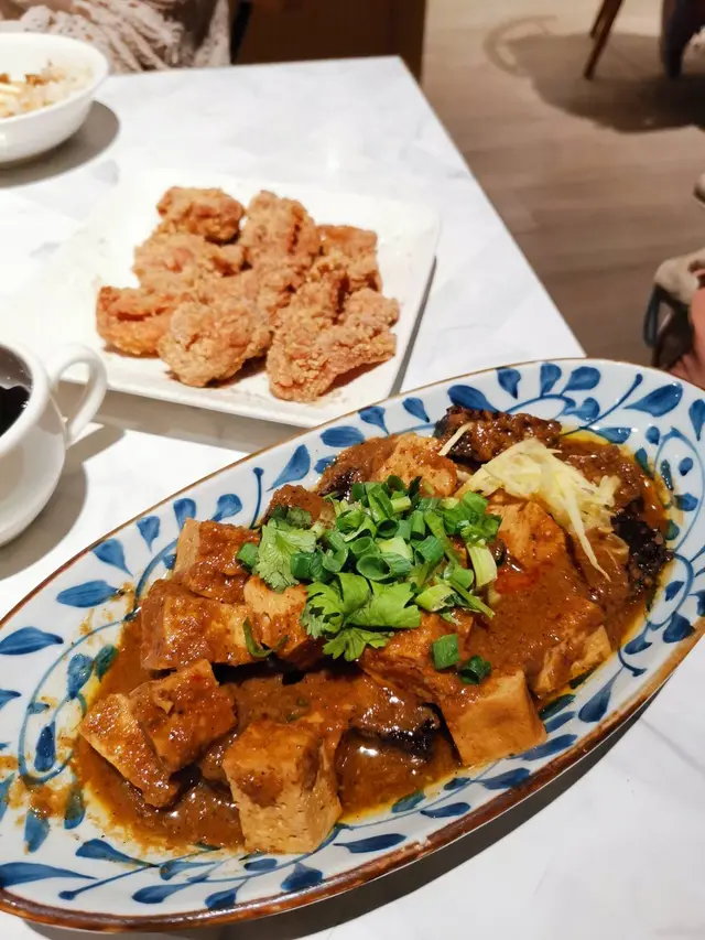 招牌滷味豆干米血糕 (前), 黃金香酥雞 (後)