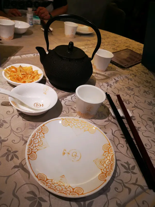 餐具整潔,茶是用鐵壺裝的