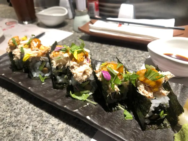 海膽蟹肉牛油果卷