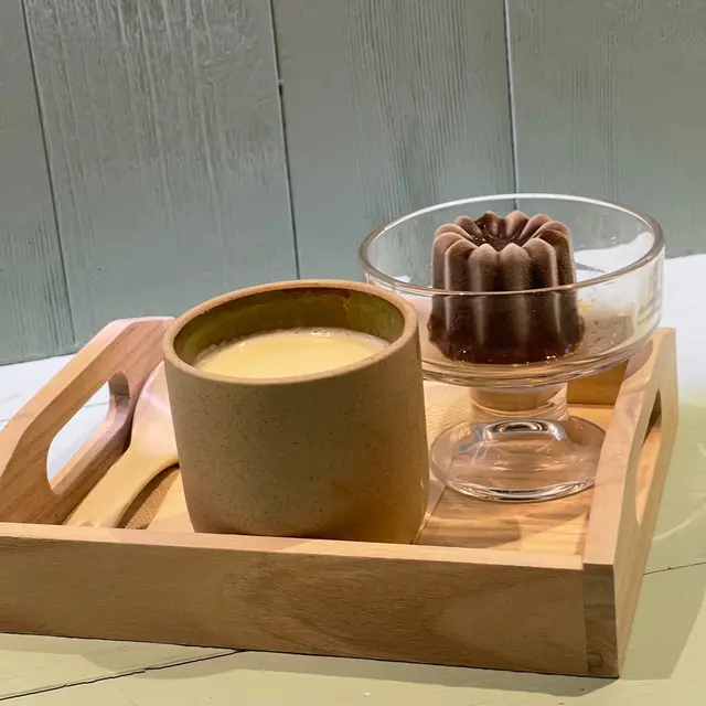 冰咖啡與熱杏汁熔和在一起，色香味俱全