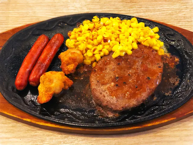 鐵板黑椒漢堡粟米辣腸雞球