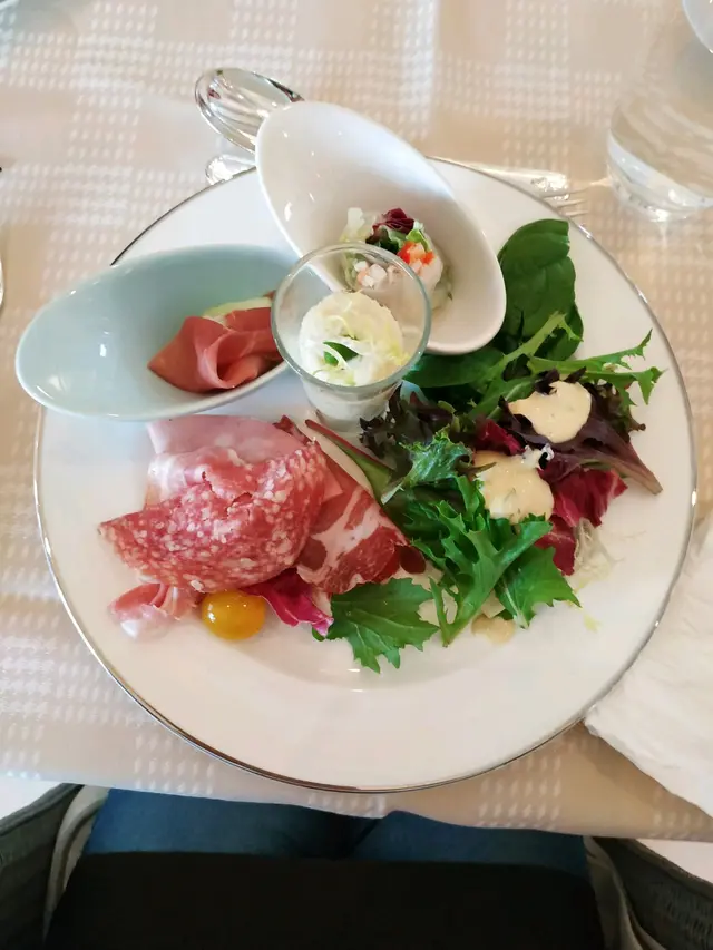 部份沙律同凍肉