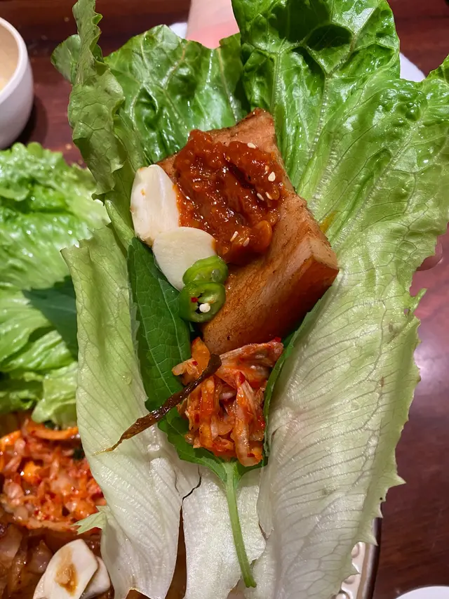 燒醬油黑毛豬白切肉配大醬生菜