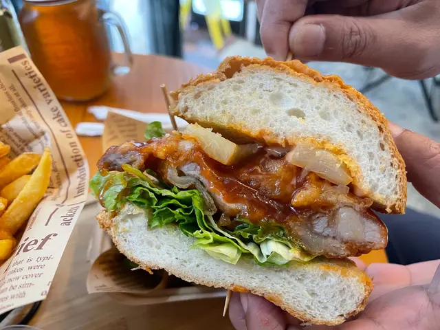 咕嚕肉排漢堡伴焦糖菠蘿