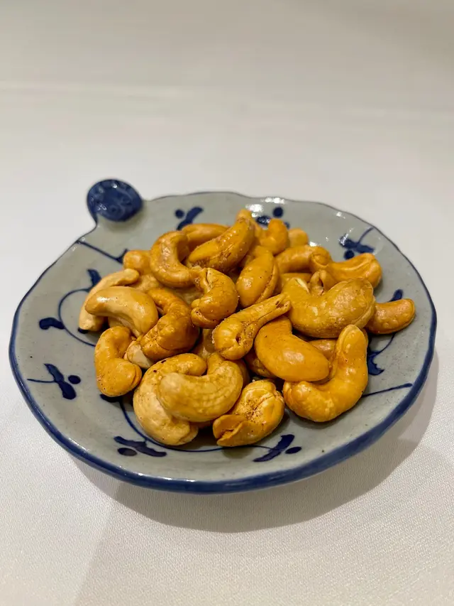 坐低奉送茶同腰果，好食😋