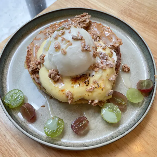 招牌燒海鹽忌廉麻糬班戟配北海道牛奶雪糕及水果(花生醬煉乳)
