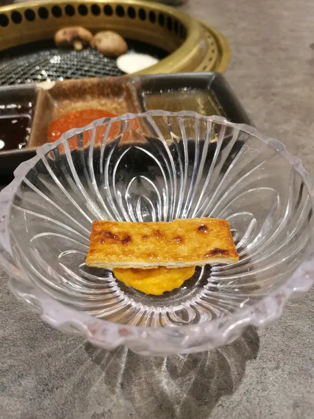 一坐低就比左塊梳打餅 同埋唔知咩醬好似牛油咁 開胃小菜