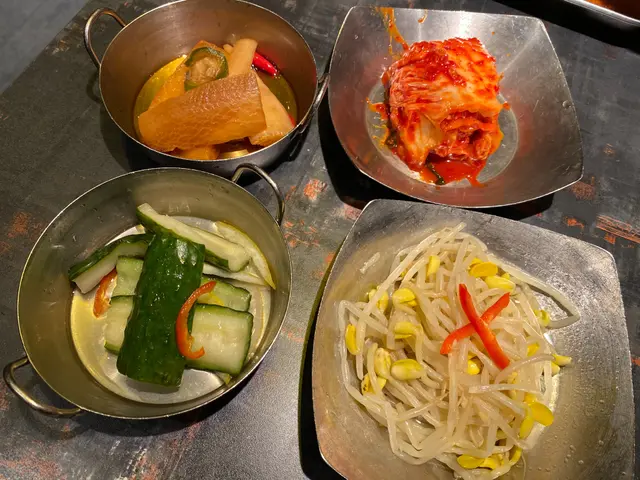 甜漬白蘿蔔，辣泡菜，甜漬柚子皮青瓜，芽菜