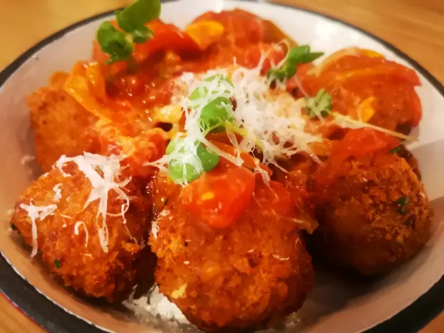 用上新餐肉的炸肉丸