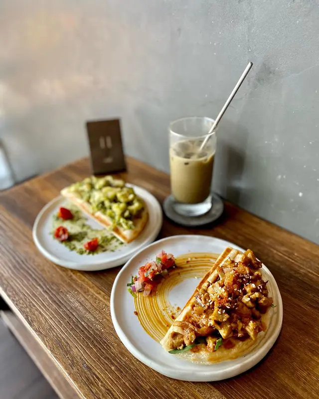 古味醬花生辣雞柳窩夫配莎莎醬