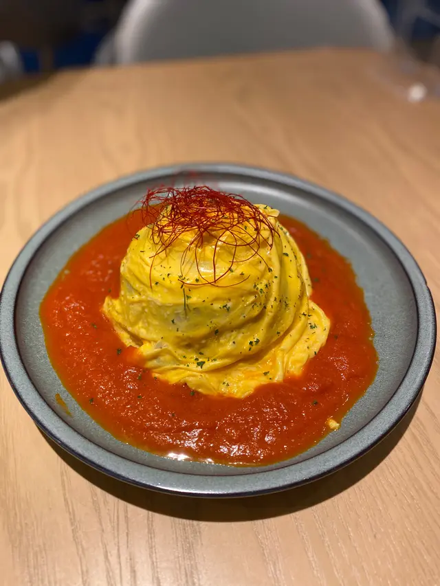 招牌旋風蛋包飯配香辣雞肉