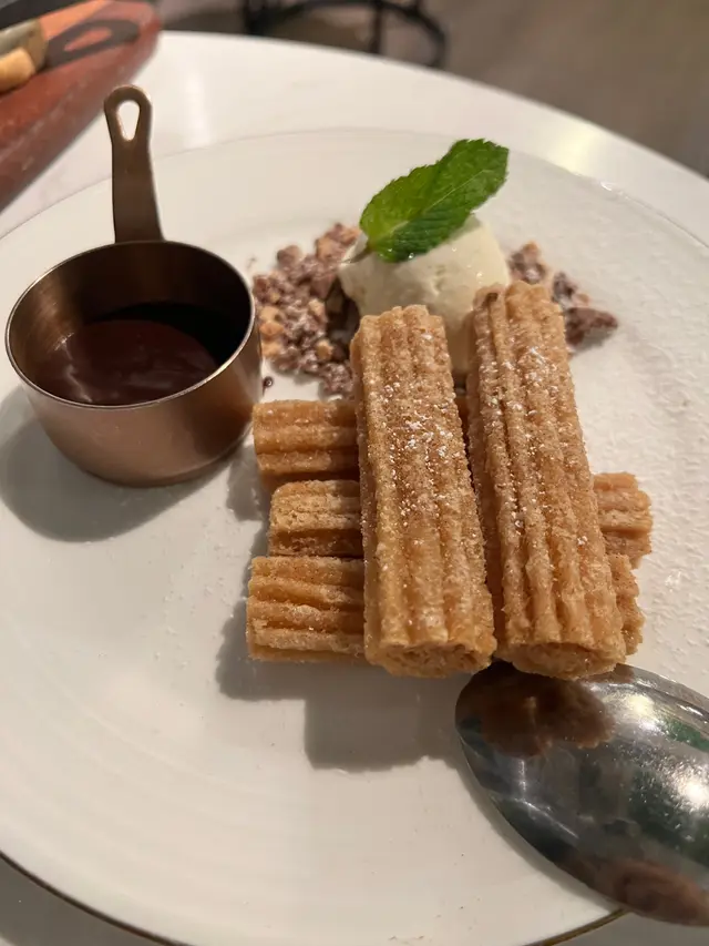 見到隔離枱嗌好吸引又嗌左黎試下，油炸鬼外脆內軟油膩感亦唔重，配搭朱古力醬及雪糕冷熱口感幾特別