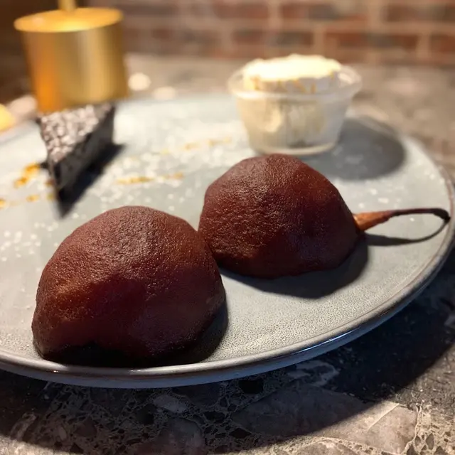 慢煮紅酒梨 配 朱古力布朗尼 + 意大利雪糕