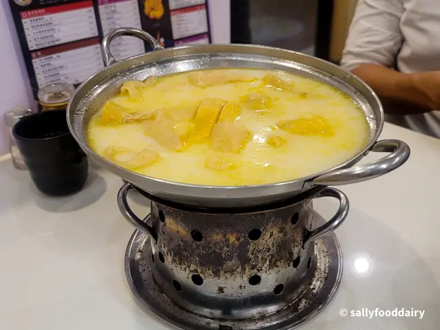 招牌黐花膠雞濃湯米線