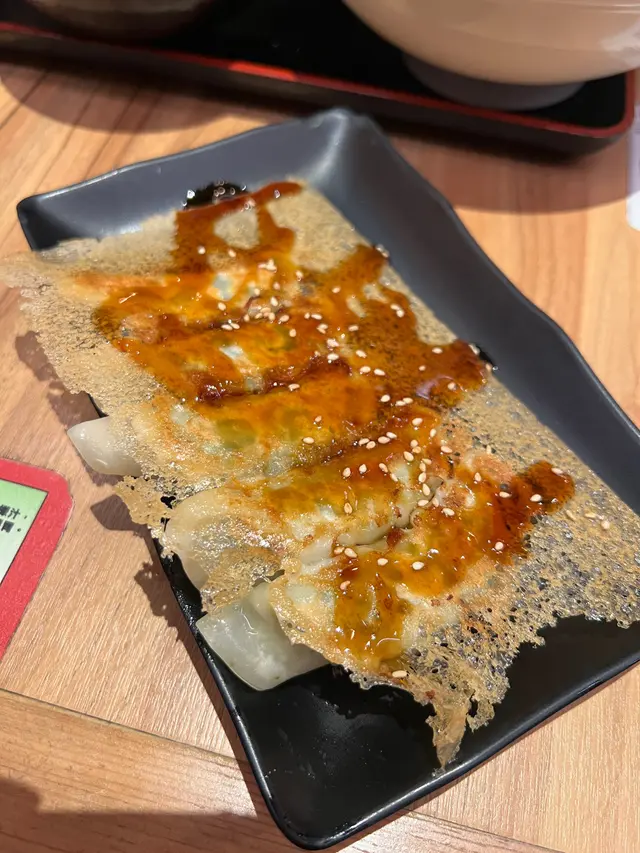 餡豬肉韭菜，有汁，大小適中食完唔會好頂胃 