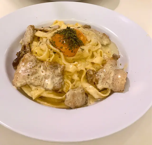忌廉汁自家製醃肉及日本生雞蛋配手製闊麵