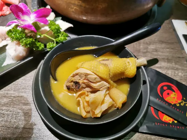 湯底一奉上,姐姐叫我即刻試下個響螺花膠雞湯,湯底係金黃色, 有幾件雞件仲有花膠響螺,十足呀媽煲嗰啲,落足料。個湯好清甜,質地好膠,感覺滿滿的骨膠原💓 仲有啲鷄油香