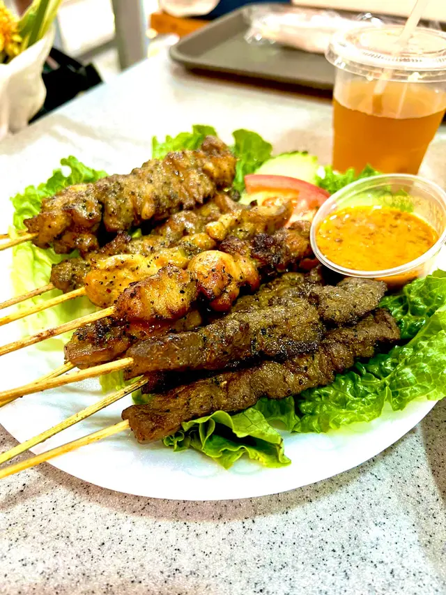 每串都係老闆兩公婆自己串，材料都自己買，真係好用心的一個港泰小店👍🏻👍🏻👍🏻  豬牛雞都有，即燒保證夠味！ 絕對同出面叫貨無得比