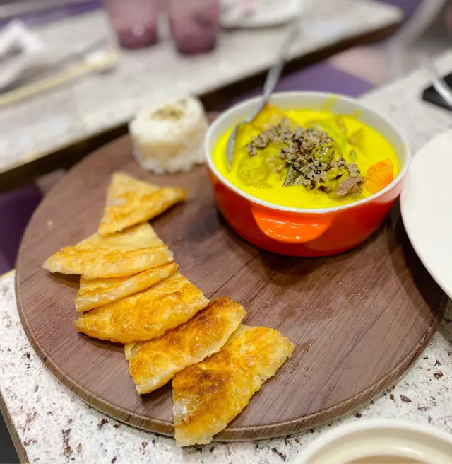 黃咖哩藜麥野菜燴秀牛配印度煎餅及黑色糙米飯(微辣🌶)