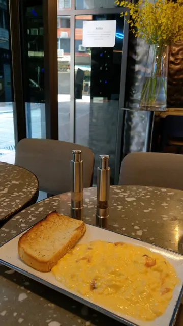 烟三文鱼配炒蛋及多士