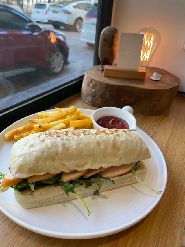 煙雞胸肉三明治配薯條