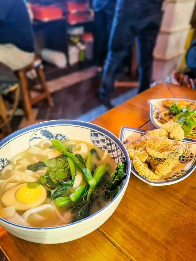 香酥排骨刀削麵