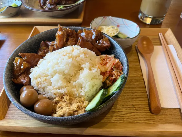 木玥滷豬手便當