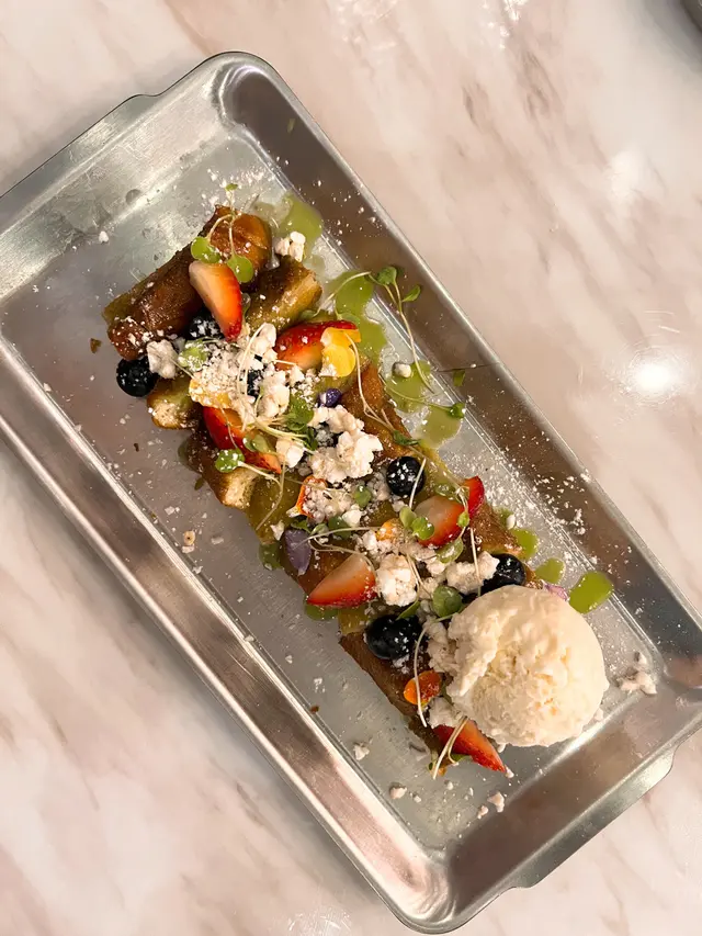 賣相超級精緻嘅甜品 多士浸上斑蘭汁變得非常香 仲有士多啤梨、藍莓嘅配搭 少少食用花嘅點綴 加埋清新嘅椰子雪糕 絕對推介鍾意甜食嘅女生嘗試一下