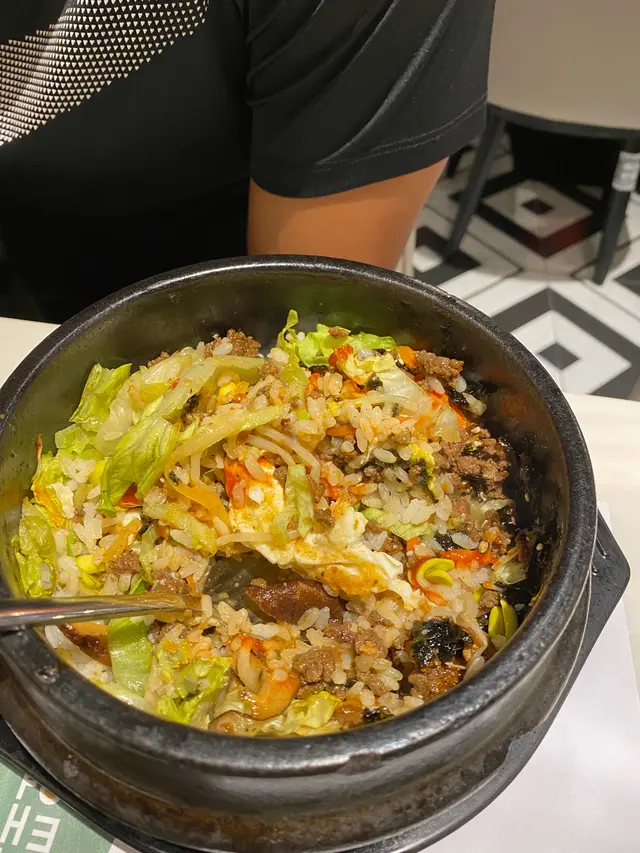 好濕同埋好難食，完全唔係石頭鍋飯嘅味道。仲難食過自己喺屋企煮。