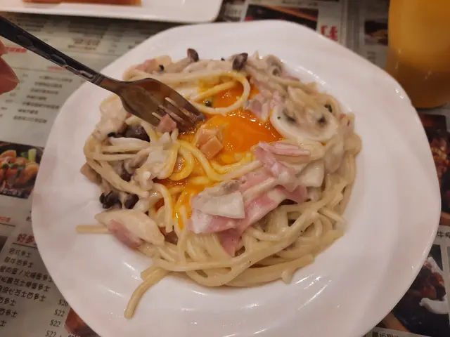 蛋黃卡邦尼蜆肉燴意粉配熱飲