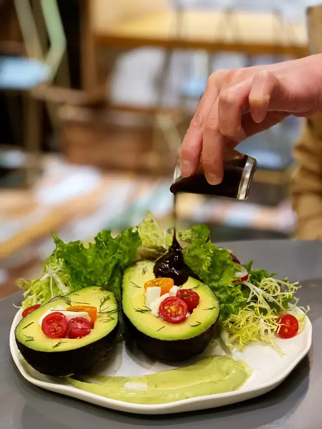 牛油果水牛芝士蕃茄波波沙律配柚子黑醋汁