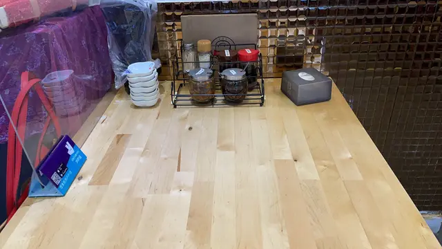 厕所旁边的一张台