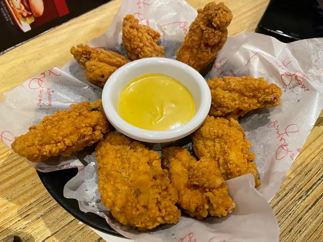 香辣單骨雞翼配蜜糖芥末醬