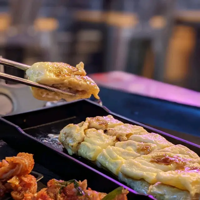 呢個好抵食。裡面好多料 ，有軟綿綿既玉子燒，裡面有粟米粒同流心芝士