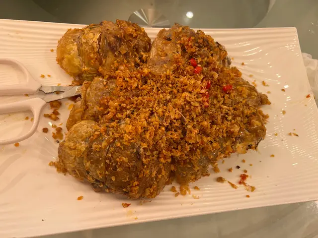 又係一碟被酒樓偷龍轉鳳，本身買勁大隻既瀨尿蝦，煮完細咗一半，仲要炸到燶咗