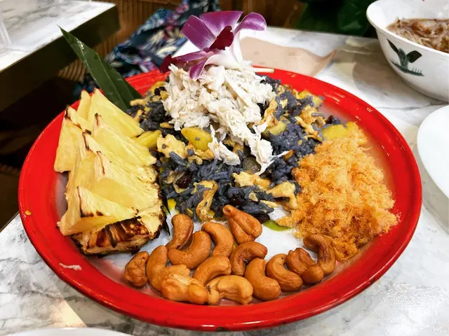 藍蝶花菠蘿蟹肉炒飯