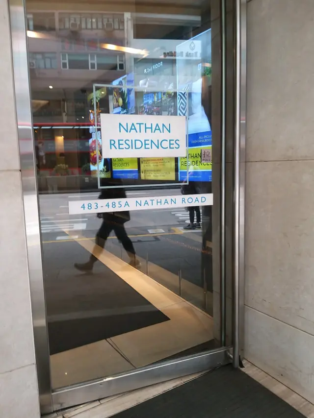 見到這玻璃門入內搭電梯