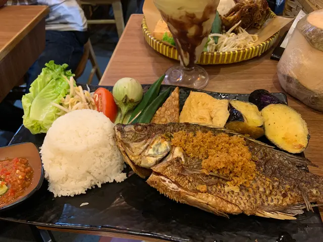 黃薑炸原條魚雜錦飯